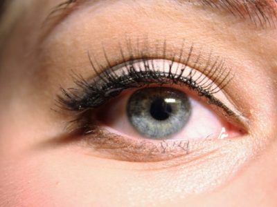 Close up on a grey eye with long eyelashes